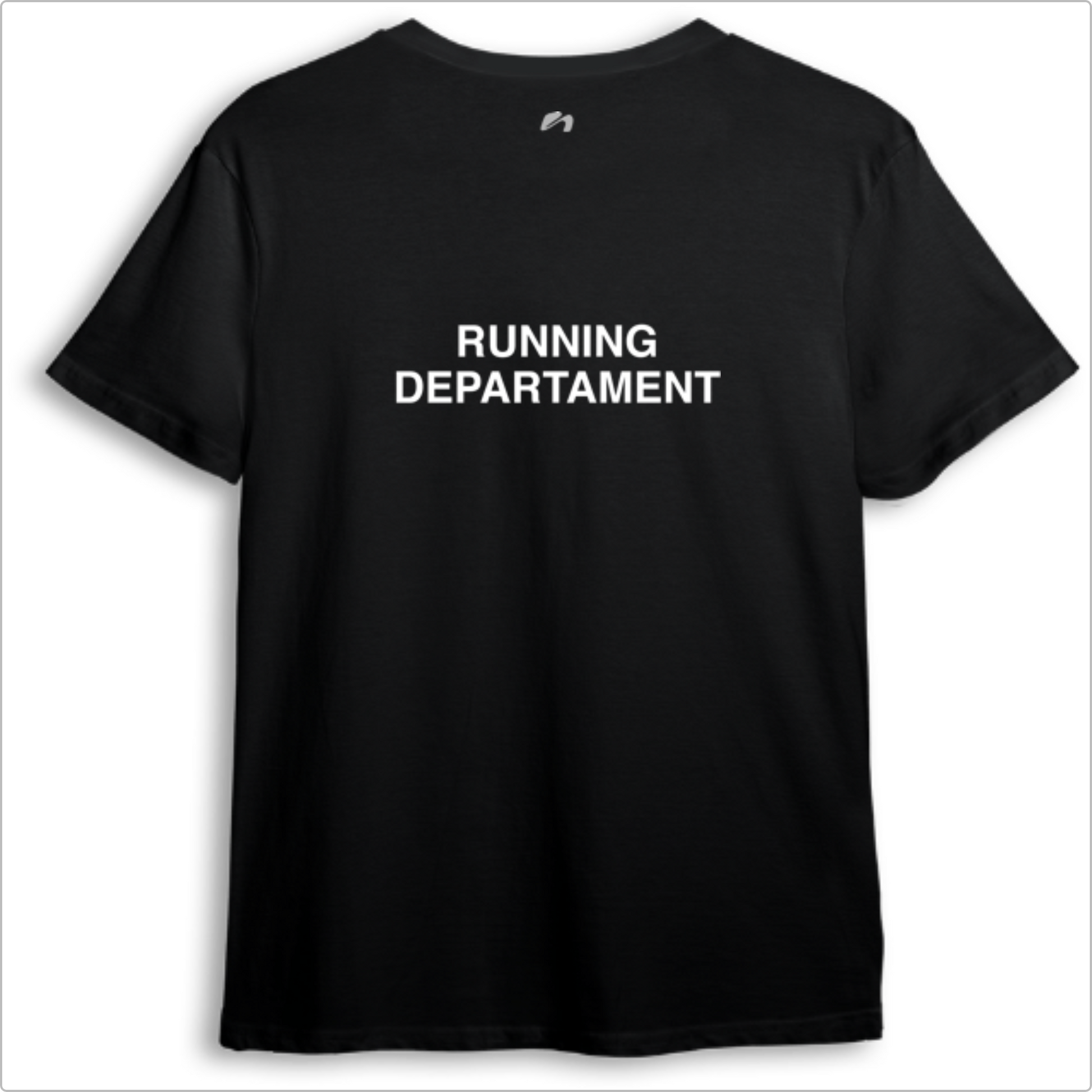 Camiseta com estampa frontal de texto "Running Departament" pequeno ao lado de um pequeno ícone e estampa traseira de texto "Running Departament" grande.