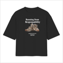 Camiseta com estampa frontal de tênis esportivos sobrepostos e frase "Running from Responsibility", acompanhada por texto "Modern Athletics" em fonte menor.