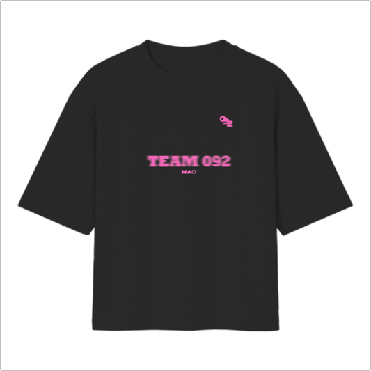 Camiseta com estampa frontal de "TEAM 092 MAO" e logo pequeno, e estampa traseira de "RUNNING CLUB" com texto menor e logo centralizado.