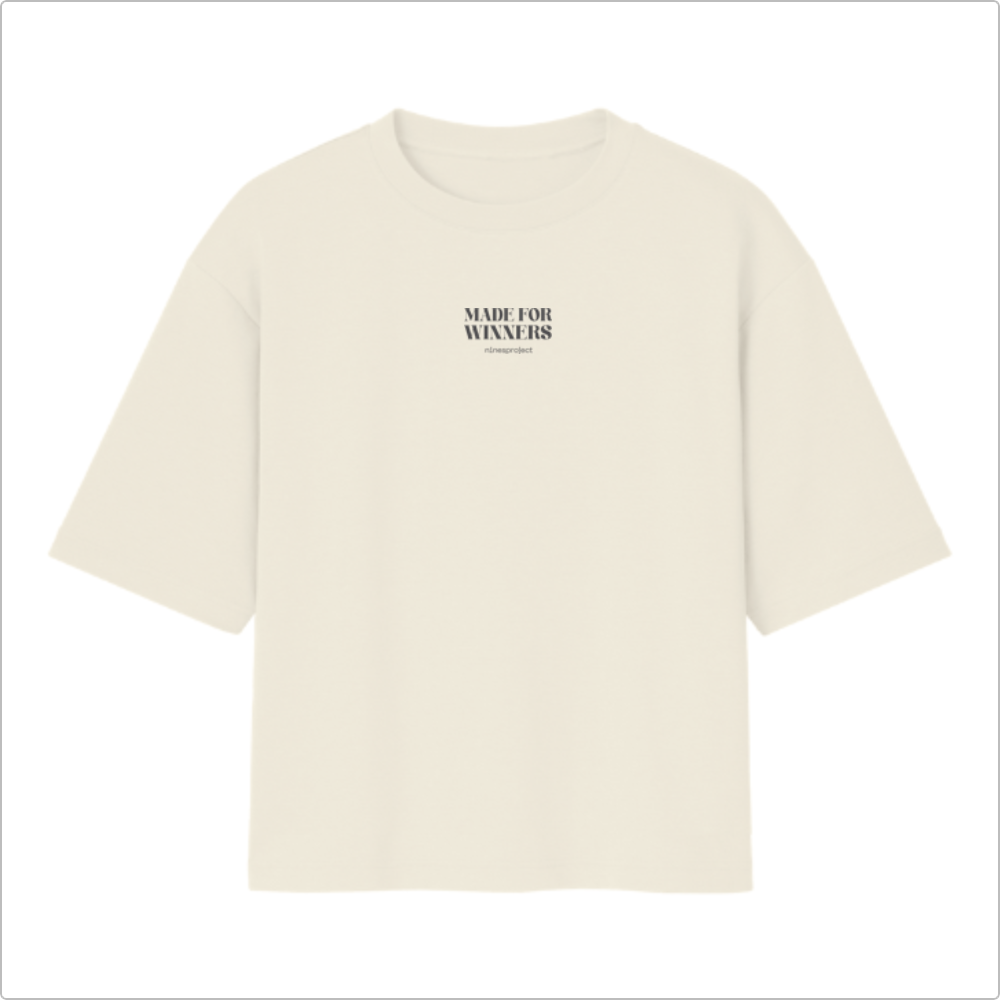 Camiseta com estampa frontal de texto "MADE FOR WINNERS" e estampa traseira de esculturas de atletas correndo, acompanhada da frase "MADE FOR WINNERS".