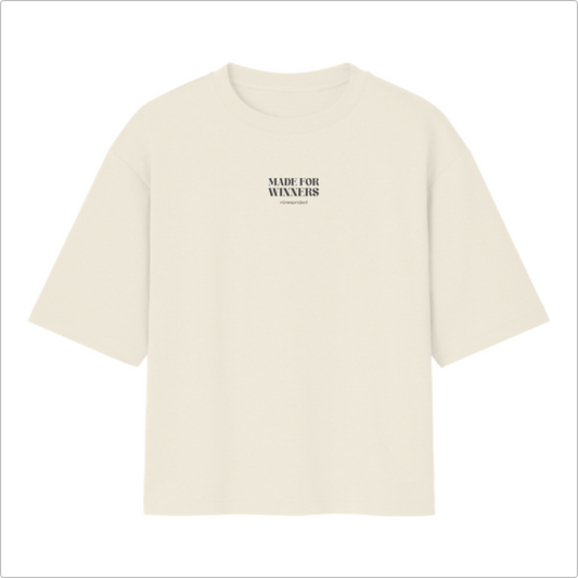 Camiseta com estampa frontal de texto "MADE FOR WINNERS" e estampa traseira de esculturas de atletas correndo, acompanhada da frase "MADE FOR WINNERS".