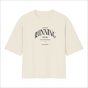 Camiseta com estampa frontal de tipografia destacada com a palavra "RUNNING" centralizada, rodeada por frases motivacionais e detalhes menores escritos.