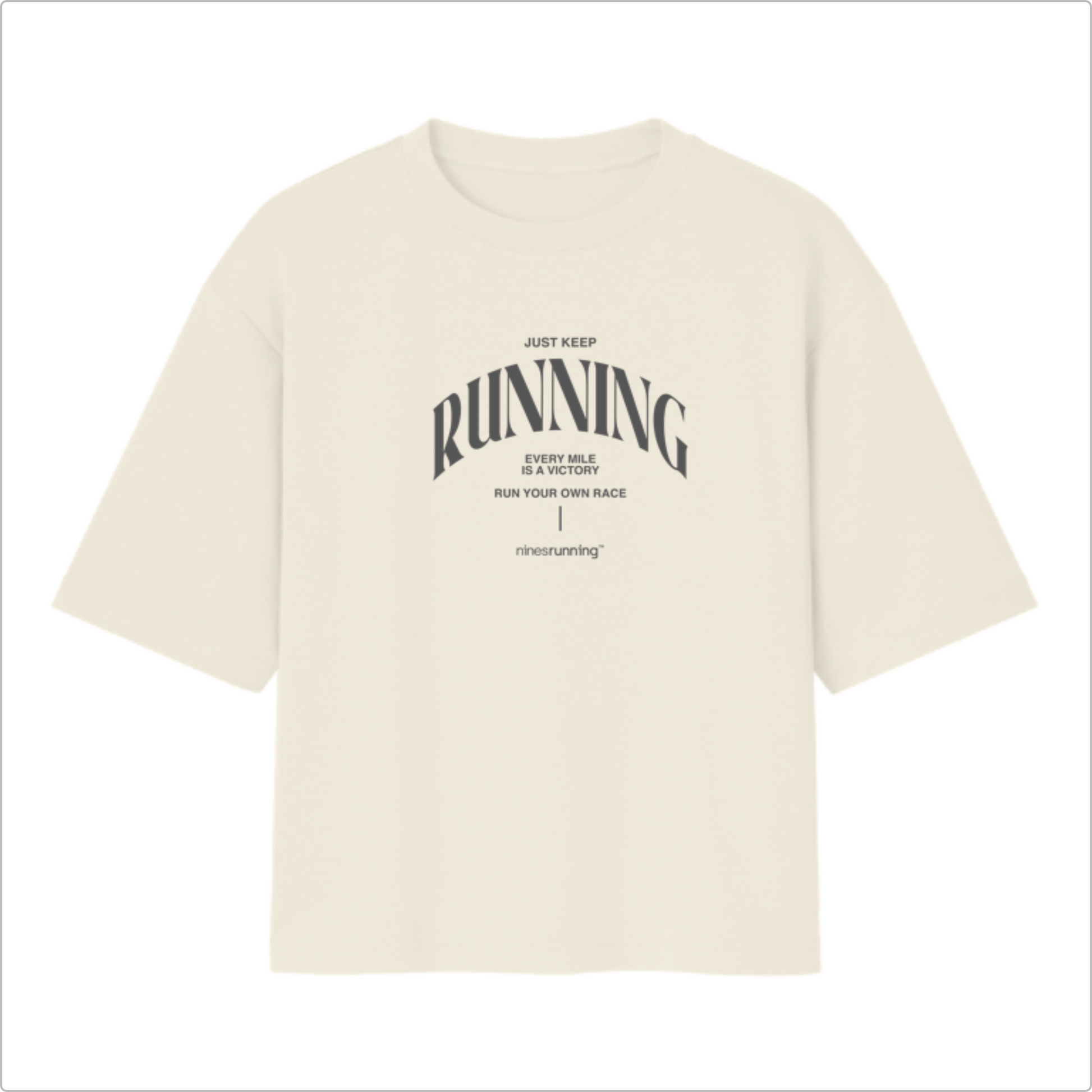 Camiseta com estampa frontal de tipografia destacada com a palavra "RUNNING" centralizada, rodeada por frases motivacionais e detalhes menores escritos.