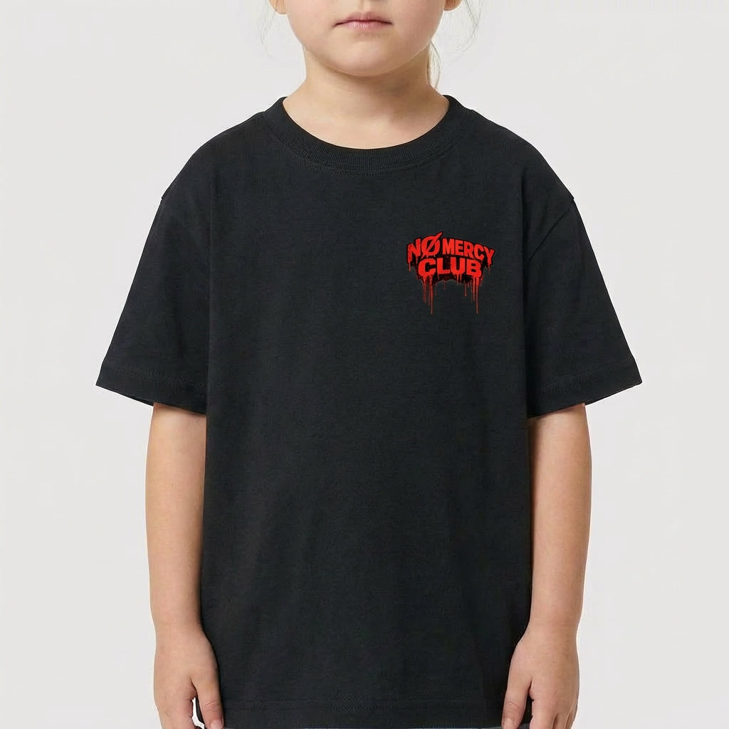 Camiseta com estampa frontal de "No Mercy Club" em fonte estilizada com detalhes escorridos e estampa traseira de cobra com capuz e cauda também escorrendo.
