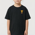 Camiseta com estampa frontal de troféu pequeno no peito e estampa traseira de grande troféu com inscrição: "QUEM VENCER HERDARÁ TODAS ESSAS COISAS APOCALIPSE 2:7".