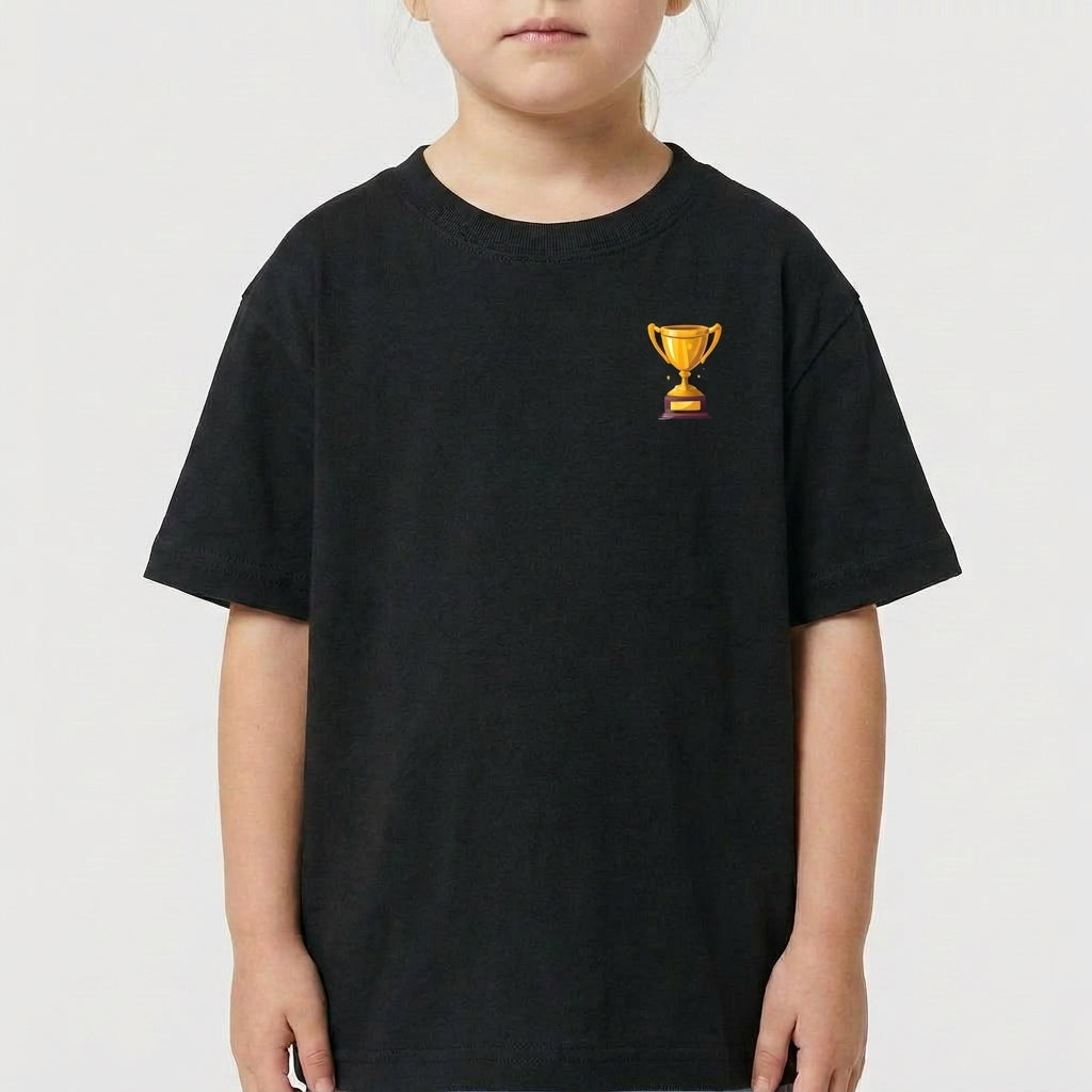 Camiseta com estampa frontal de troféu pequeno no peito e estampa traseira de grande troféu com inscrição: "QUEM VENCER HERDARÁ TODAS ESSAS COISAS APOCALIPSE 2:7".