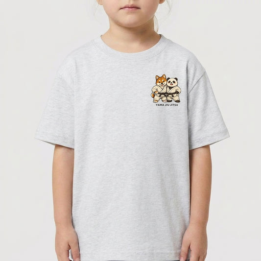 Camiseta com estampa frontal de panda e cachorro em trajes de jiu-jitsu, acompanhados do texto "Yama Jiu Jitsu" e estampa traseira similar em ação com sol ao fundo.