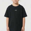 Camiseta com estampa frontal de logotipo estilizado composto por letras fluidas e modernas, centralizadas, transmitindo simplicidade e elegância.