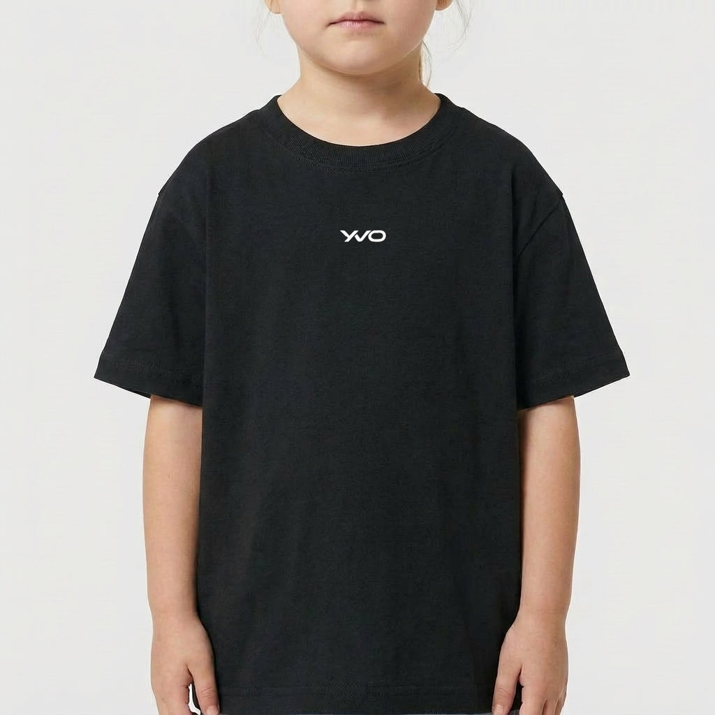 Camiseta com estampa frontal de logotipo estilizado composto por letras fluidas e modernas, centralizadas, transmitindo simplicidade e elegância.