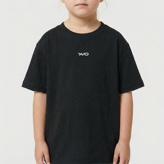 Camiseta com estampa frontal de logotipo estilizado composto por letras fluidas e modernas, centralizadas, transmitindo simplicidade e elegância.