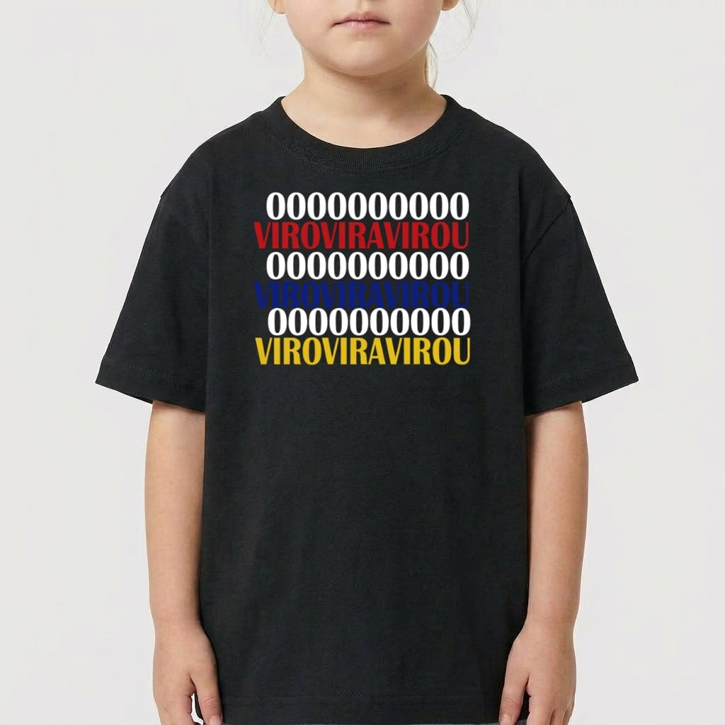 Camiseta com estampa frontal de linhas de zeros alternadas com a palavra "VIROVIRAVIROU" em vermelho, azul e amarelo.