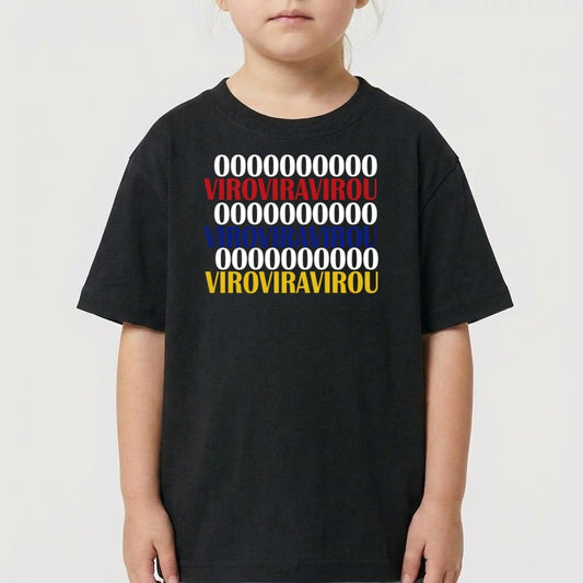 Camiseta com estampa frontal de linhas de zeros alternadas com a palavra "VIROVIRAVIROU" em vermelho, azul e amarelo.