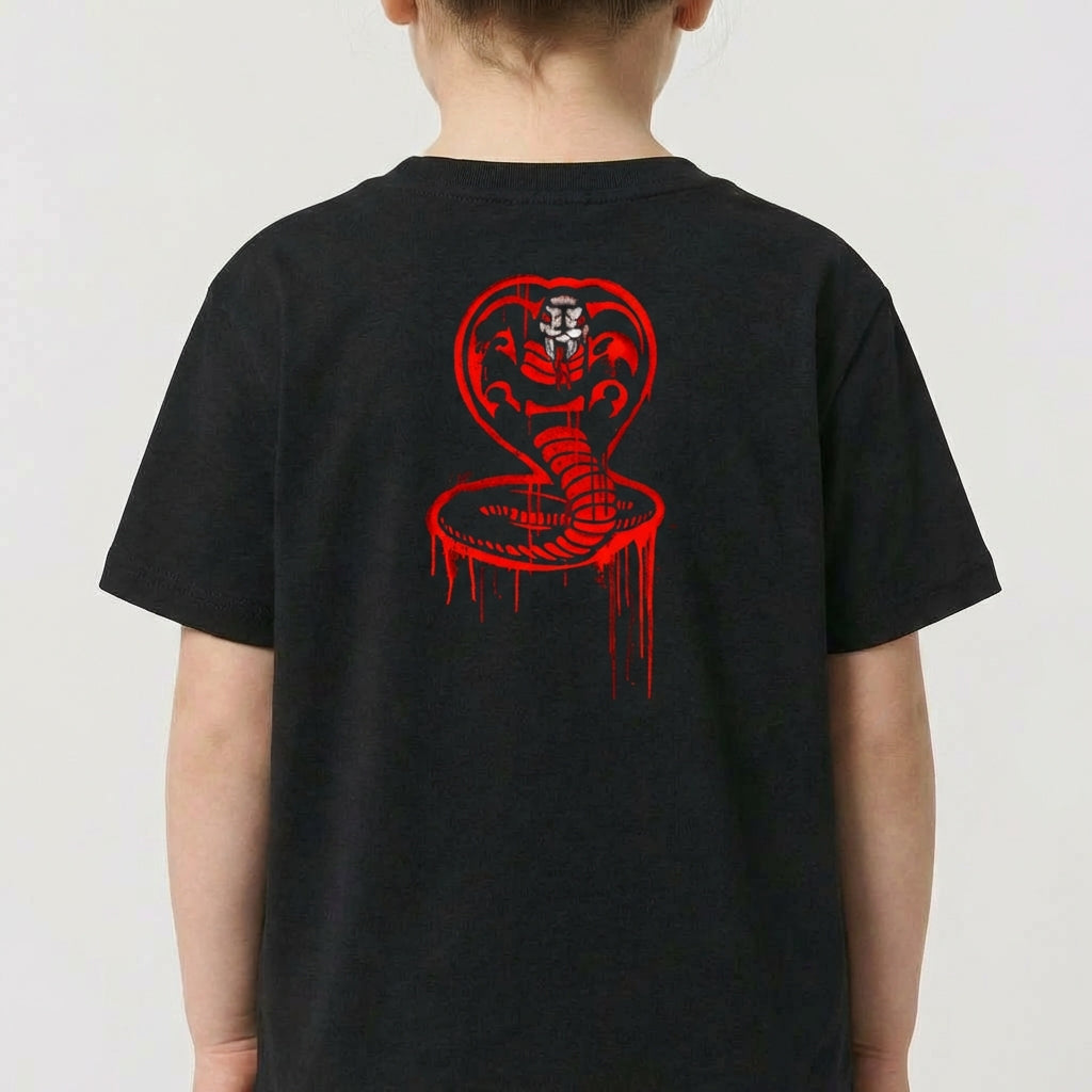 Camiseta com estampa frontal de "No Mercy Club" em fonte estilizada com detalhes escorridos e estampa traseira de cobra com capuz e cauda também escorrendo.