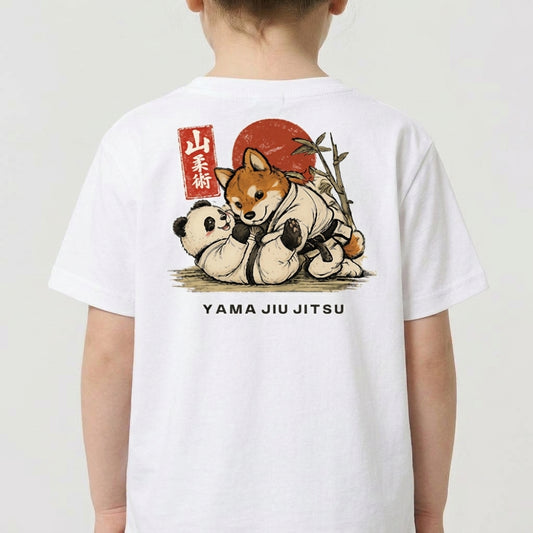Camiseta com estampa frontal de panda e cachorro em trajes de jiu-jitsu, acompanhados do texto "Yama Jiu Jitsu" e estampa traseira similar em ação com sol ao fundo.