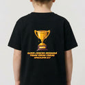 Camiseta com estampa frontal de troféu pequeno no peito e estampa traseira de grande troféu com inscrição: "QUEM VENCER HERDARÁ TODAS ESSAS COISAS APOCALIPSE 2:7".