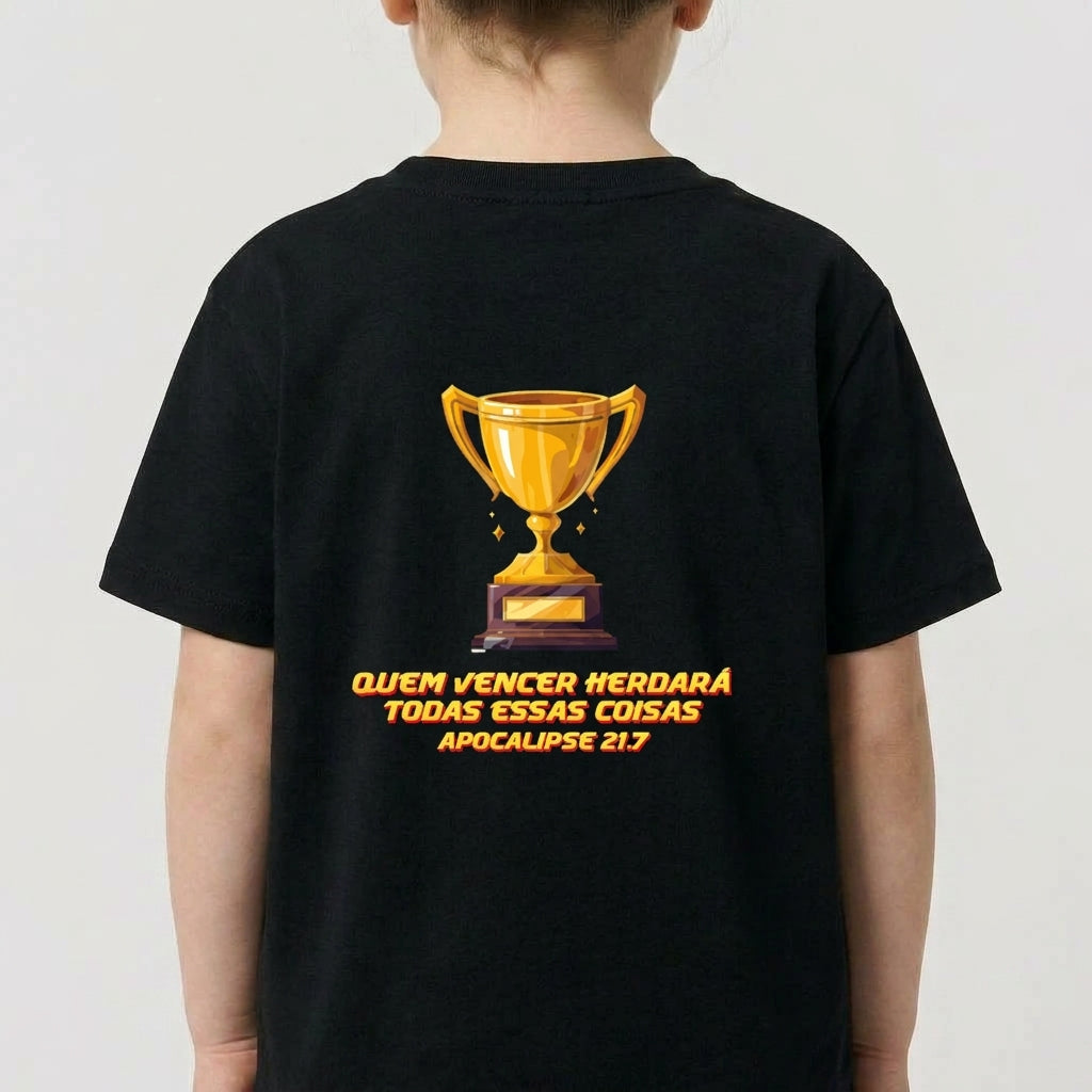Camiseta com estampa frontal de troféu pequeno no peito e estampa traseira de grande troféu com inscrição: "QUEM VENCER HERDARÁ TODAS ESSAS COISAS APOCALIPSE 2:7".
