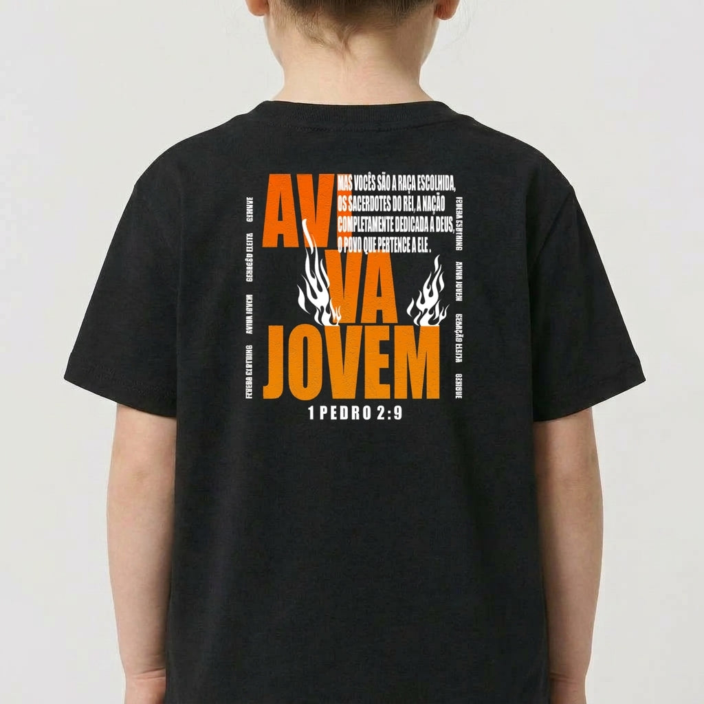 Camiseta com estampa frontal de um círculo com formas geométricas e texto centralizado, e estampa traseira de texto "AVIVA JOVEM" com chamas e citação bíblica.