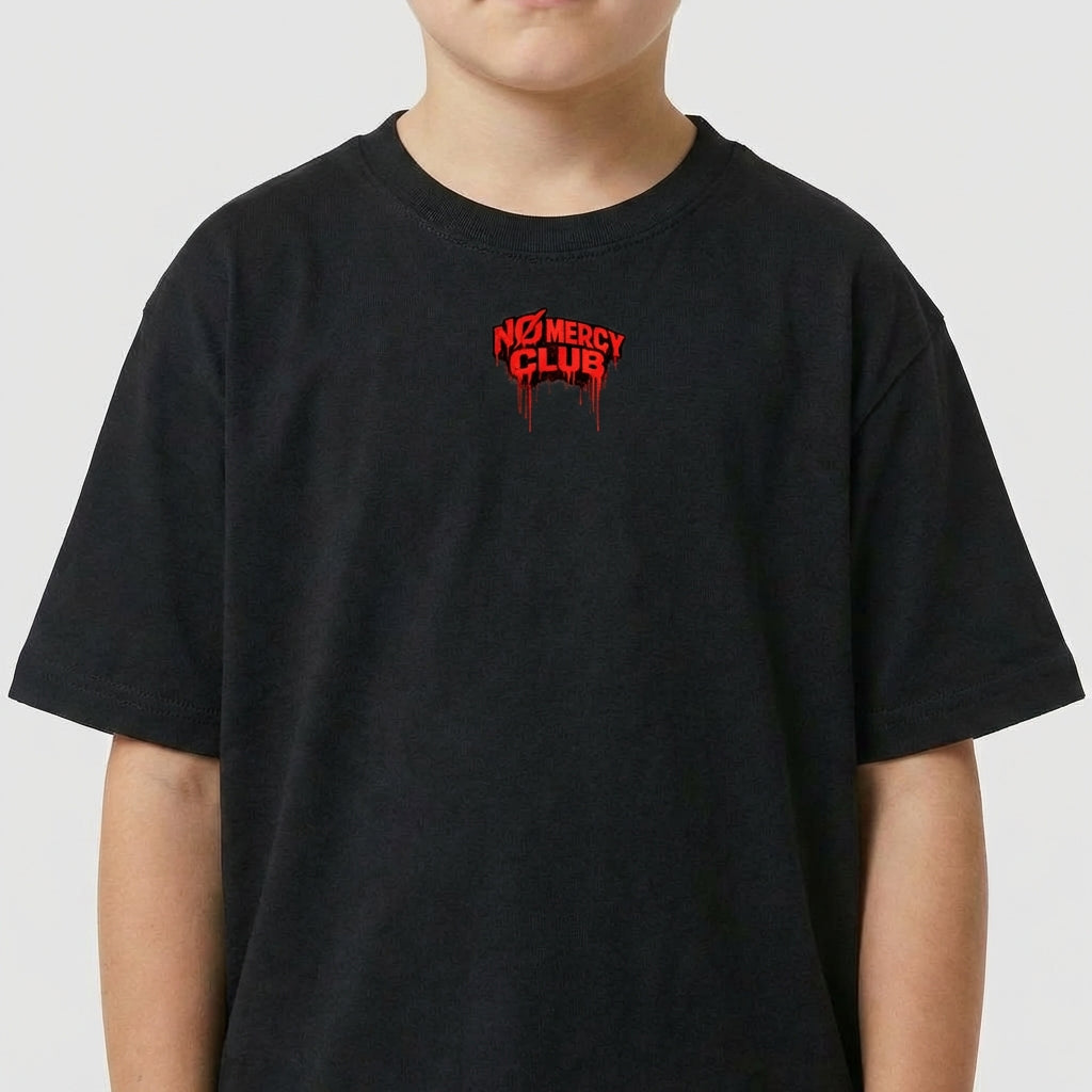 Camiseta com estampa frontal de "No Mercy Club" em fonte estilizada com detalhes escorridos e estampa traseira de cobra com capuz e cauda também escorrendo.