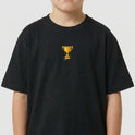 Camiseta com estampa frontal de troféu pequeno no peito e estampa traseira de grande troféu com inscrição: "QUEM VENCER HERDARÁ TODAS ESSAS COISAS APOCALIPSE 2:7".
