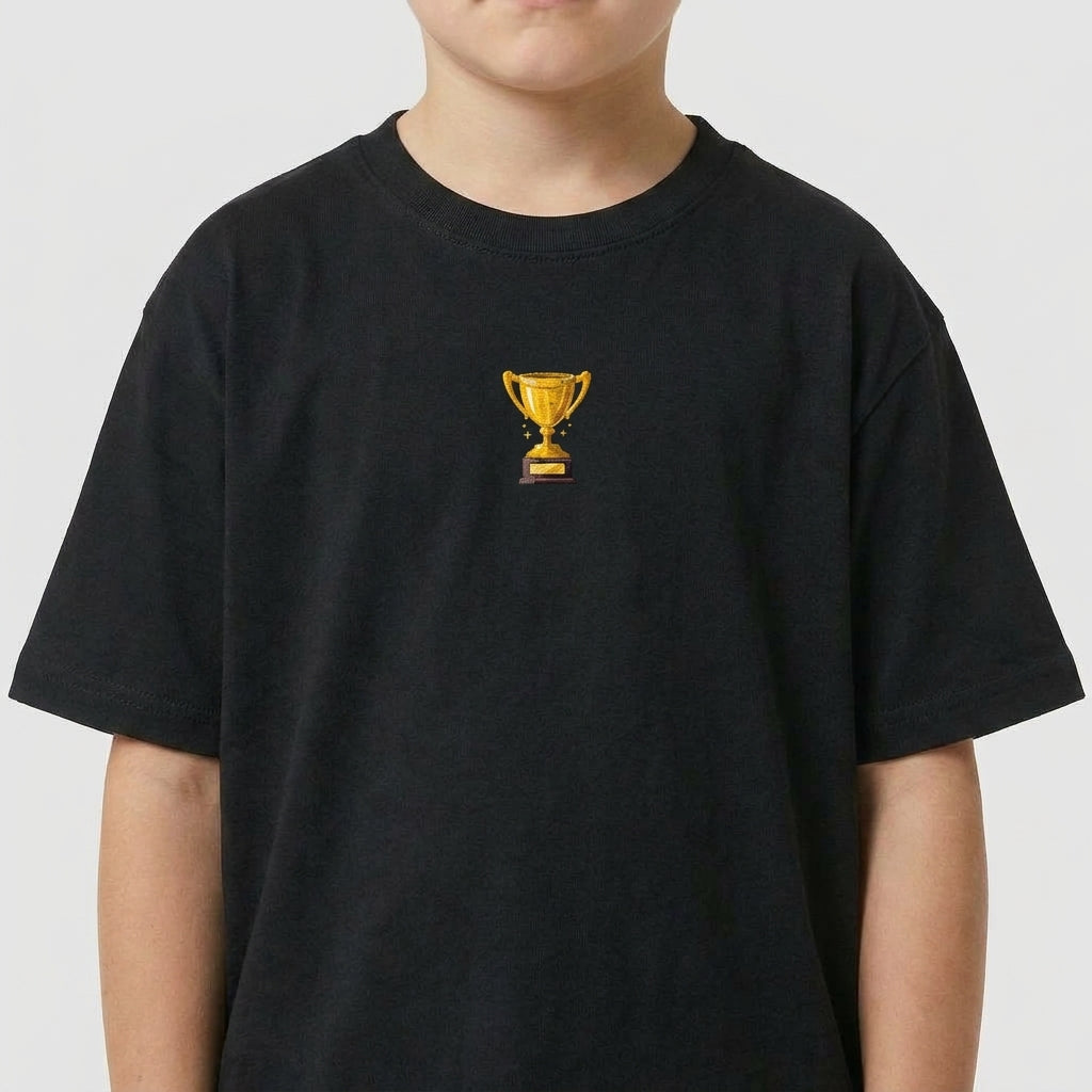 Camiseta com estampa frontal de troféu pequeno no peito e estampa traseira de grande troféu com inscrição: "QUEM VENCER HERDARÁ TODAS ESSAS COISAS APOCALIPSE 2:7".