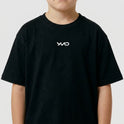Camiseta com estampa frontal de logotipo estilizado composto por letras fluidas e modernas, centralizadas, transmitindo simplicidade e elegância.