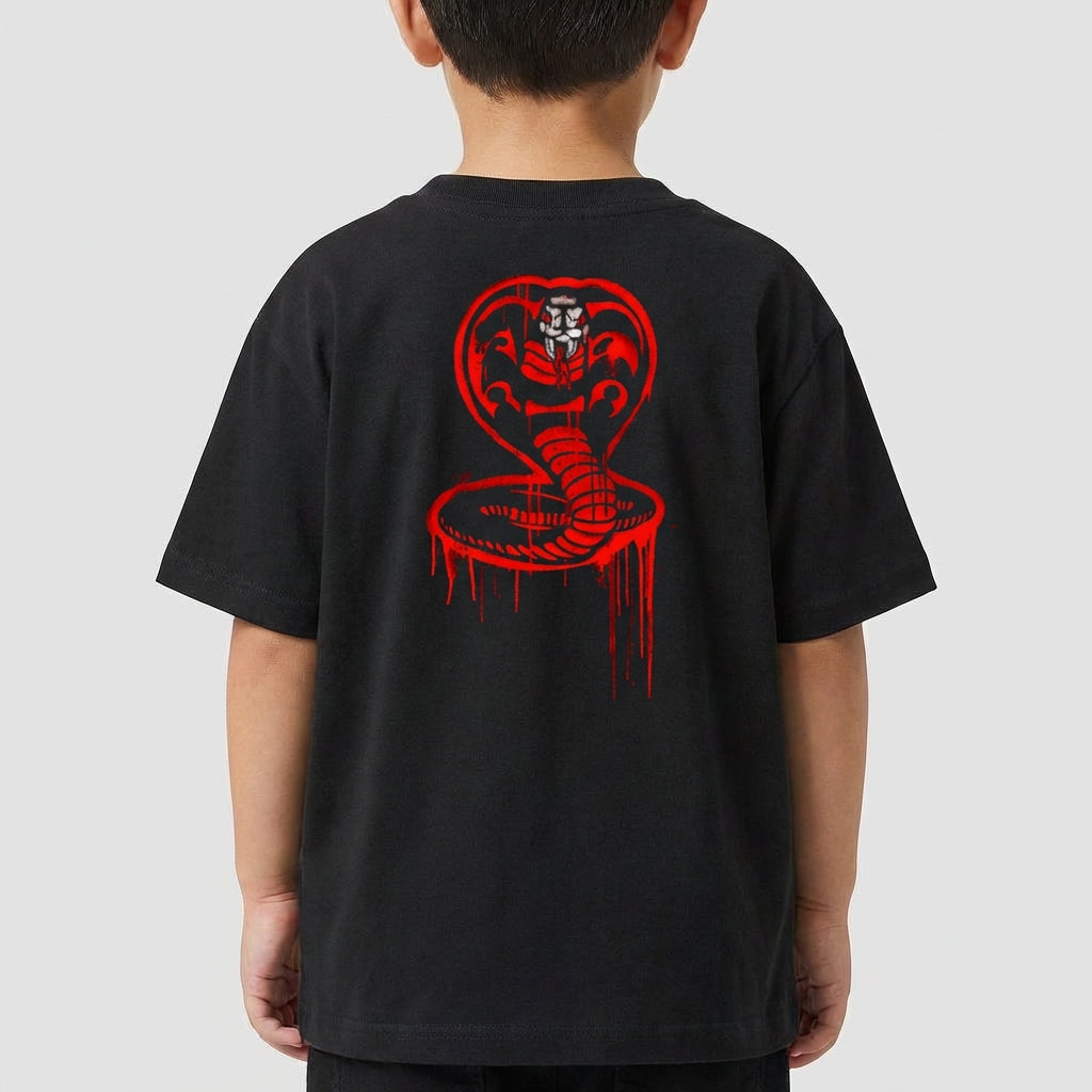 Camiseta com estampa frontal de "No Mercy Club" em fonte estilizada com detalhes escorridos e estampa traseira de cobra com capuz e cauda também escorrendo.