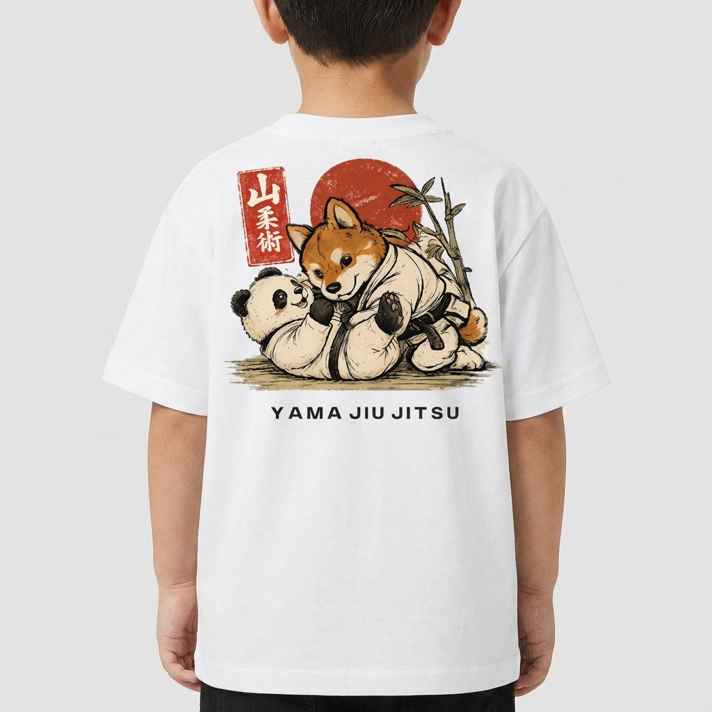 Camiseta com estampa frontal de panda e cachorro em trajes de jiu-jitsu, acompanhados do texto "Yama Jiu Jitsu" e estampa traseira similar em ação com sol ao fundo.