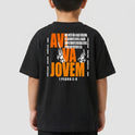 Camiseta com estampa frontal de um círculo com formas geométricas e texto centralizado, e estampa traseira de texto "AVIVA JOVEM" com chamas e citação bíblica.