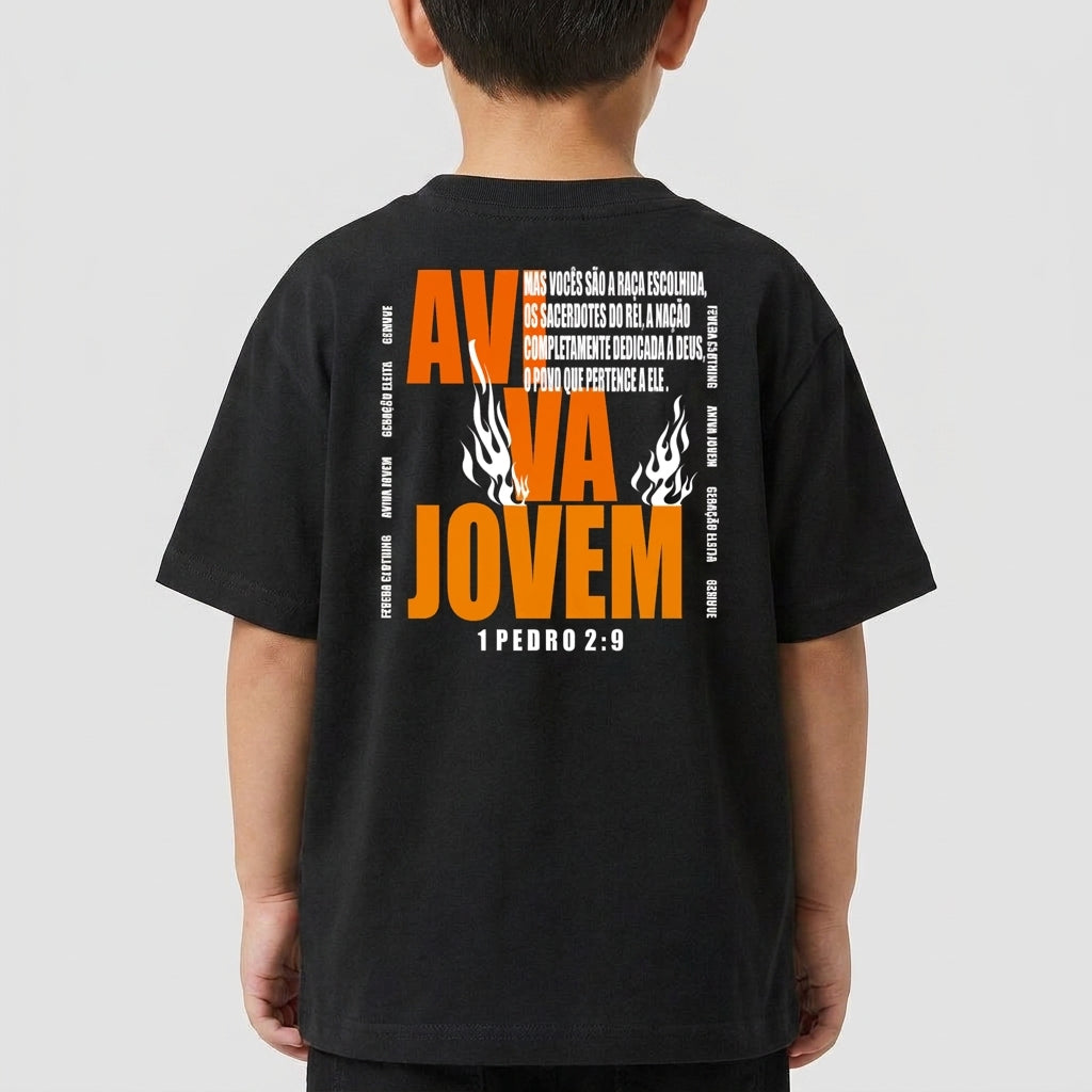 Camiseta com estampa frontal de um círculo com formas geométricas e texto centralizado, e estampa traseira de texto "AVIVA JOVEM" com chamas e citação bíblica.
