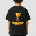 Camiseta com estampa frontal de troféu pequeno no peito e estampa traseira de grande troféu com inscrição: "QUEM VENCER HERDARÁ TODAS ESSAS COISAS APOCALIPSE 2:7".