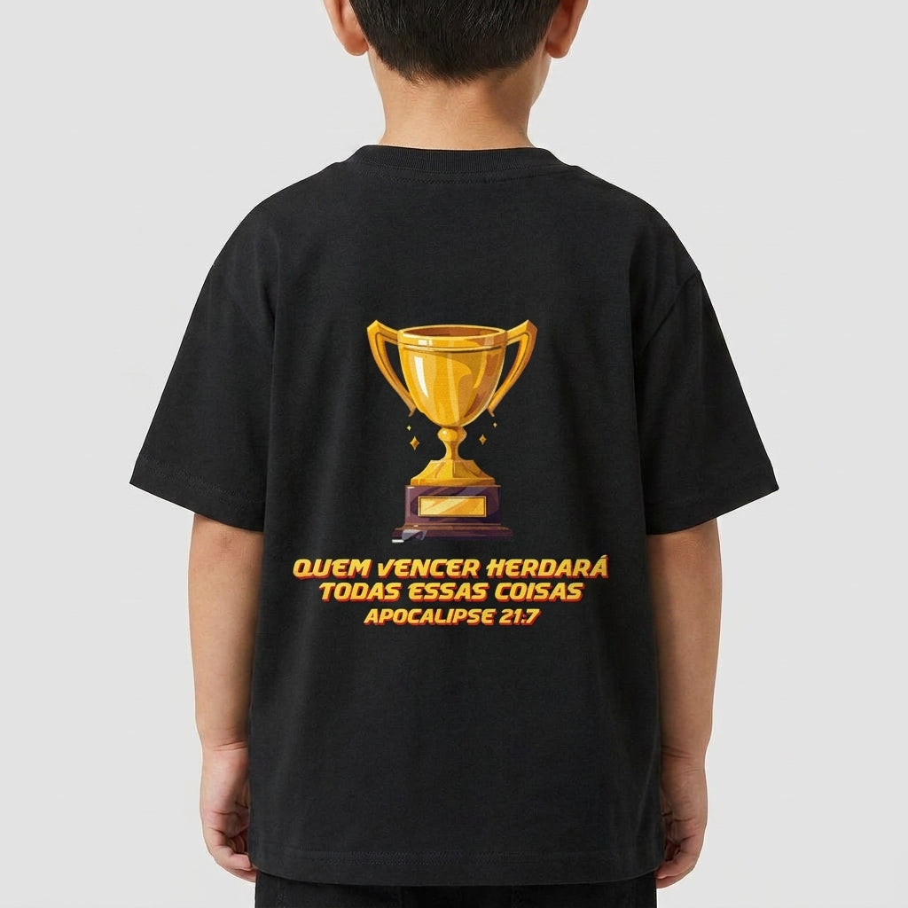 Camiseta com estampa frontal de troféu pequeno no peito e estampa traseira de grande troféu com inscrição: "QUEM VENCER HERDARÁ TODAS ESSAS COISAS APOCALIPSE 2:7".