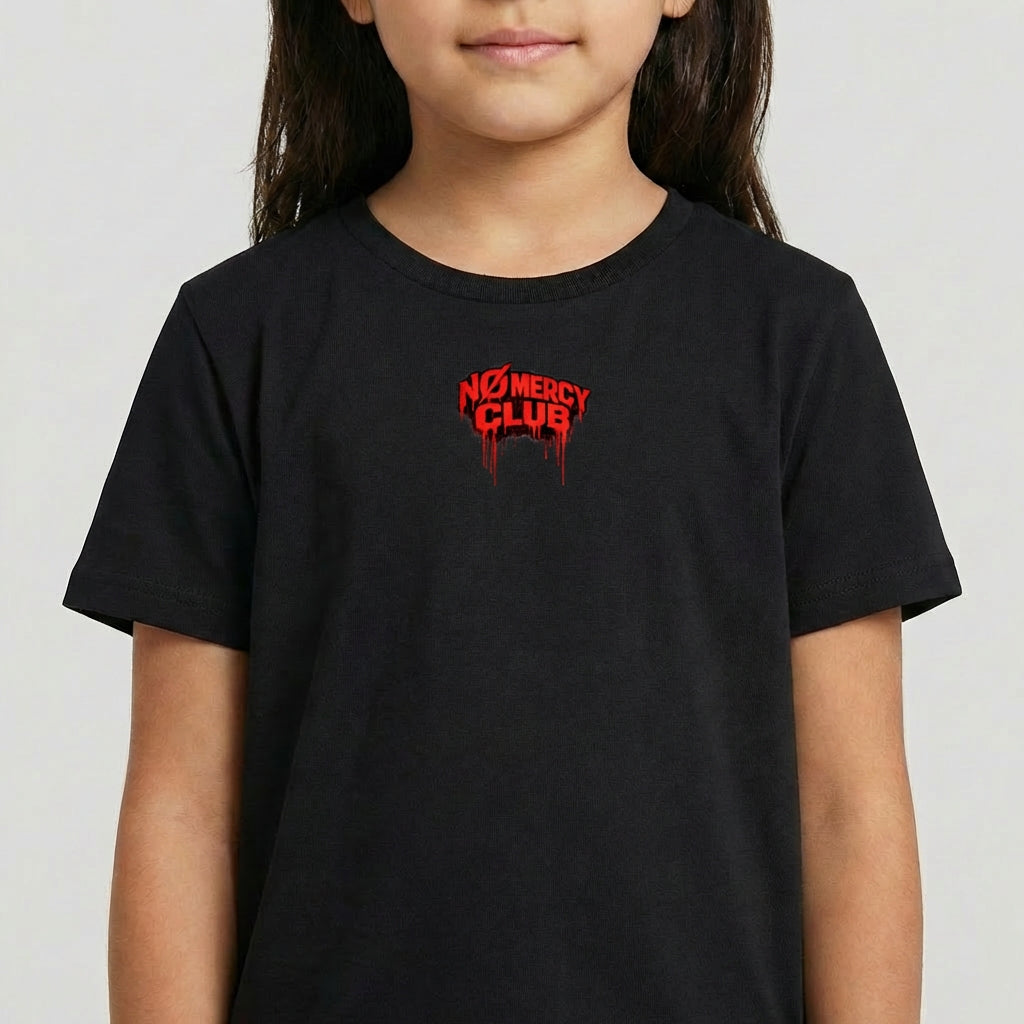 Camiseta com estampa frontal de "No Mercy Club" estilizado e estampa traseira de cobra com detalhes tribais e efeito gráfico de tinta escorrendo.