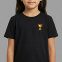 Camiseta com estampa frontal de troféu dourado pequeno e estampa traseira de troféu maior com a frase "Quem vencer herdará todas essas coisas Apocalipse 21:7".