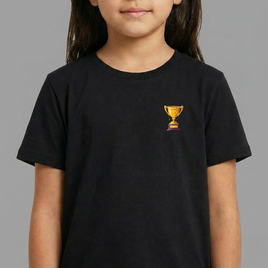 Camiseta com estampa frontal de troféu dourado pequeno e estampa traseira de troféu maior com a frase "Quem vencer herdará todas essas coisas Apocalipse 21:7".