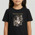Camiseta com estampa frontal de personagem em estilo mangá, com chapéu de bruxa e elementos místicos circulares, acompanhados de texto estilizado.