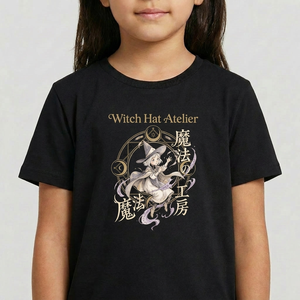 Camiseta com estampa frontal de personagem em estilo mangá, com chapéu de bruxa e elementos místicos circulares, acompanhados de texto estilizado.