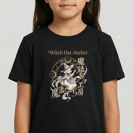 Camiseta com estampa frontal de personagem em estilo mangá, com chapéu de bruxa e elementos místicos circulares, acompanhados de texto estilizado.
