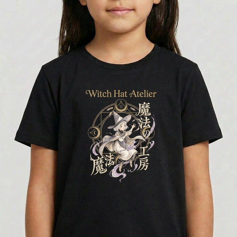 Camiseta com estampa frontal de personagem em estilo mangá, com chapéu de bruxa e elementos místicos circulares, acompanhados de texto estilizado.