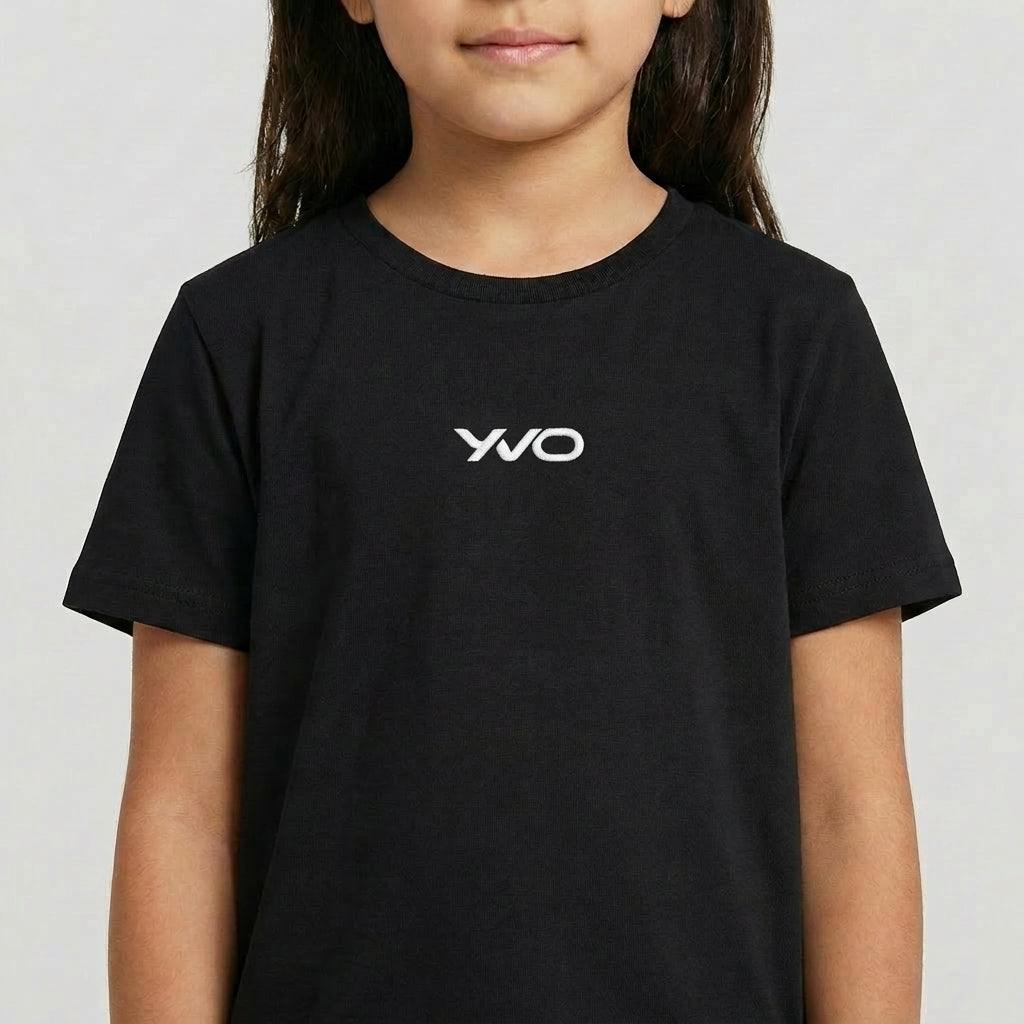 Camiseta com estampa frontal de texto estilizado centrado em letras cursivas.