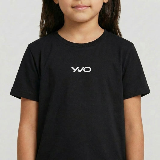 Camiseta com estampa frontal de texto estilizado centrado em letras cursivas.