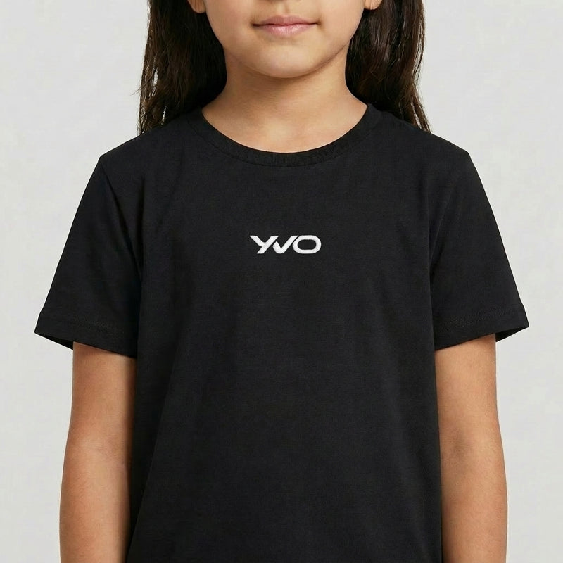 Camiseta com estampa frontal de texto estilizado centrado em letras cursivas.