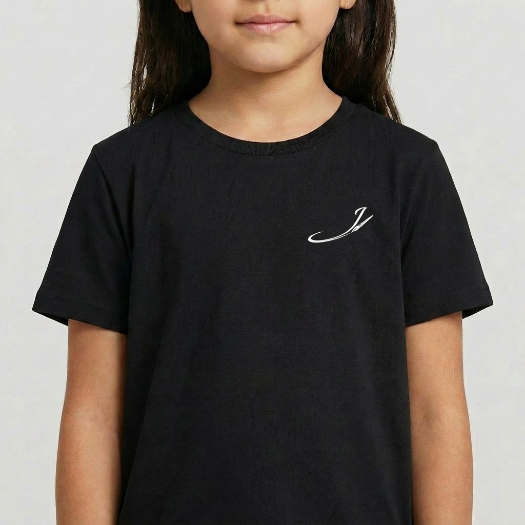 Camiseta com estampa frontal de uma inicial estilizada e estampa traseira com vários personagens icônicos de jogos e animações em um agrupamento vibrante.