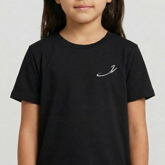 Camiseta com estampa frontal de uma inicial estilizada e estampa traseira com vários personagens icônicos de jogos e animações em um agrupamento vibrante.