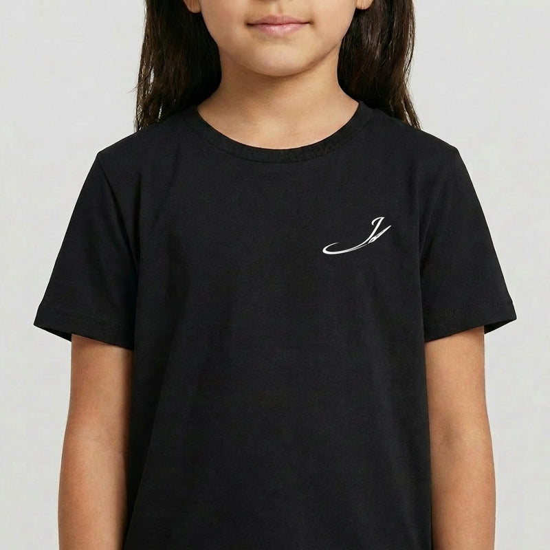 Camiseta com estampa frontal de uma inicial estilizada e estampa traseira com vários personagens icônicos de jogos e animações em um agrupamento vibrante.