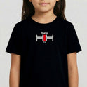 Camiseta com estampa frontal de elementos gráficos geométricos simétricos acompanhados das palavras "Kuarup" e "Xingu", e estampa traseira de "Xingu".