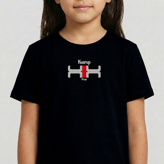 Camiseta com estampa frontal de elementos gráficos geométricos simétricos acompanhados das palavras "Kuarup" e "Xingu", e estampa traseira de "Xingu".