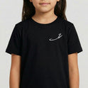 Camiseta com estampa frontal de assinatura estilizada em caligrafia cursiva e estampa traseira de diversos personagens em estilo cartunesco rodeados por elementos coloridos.