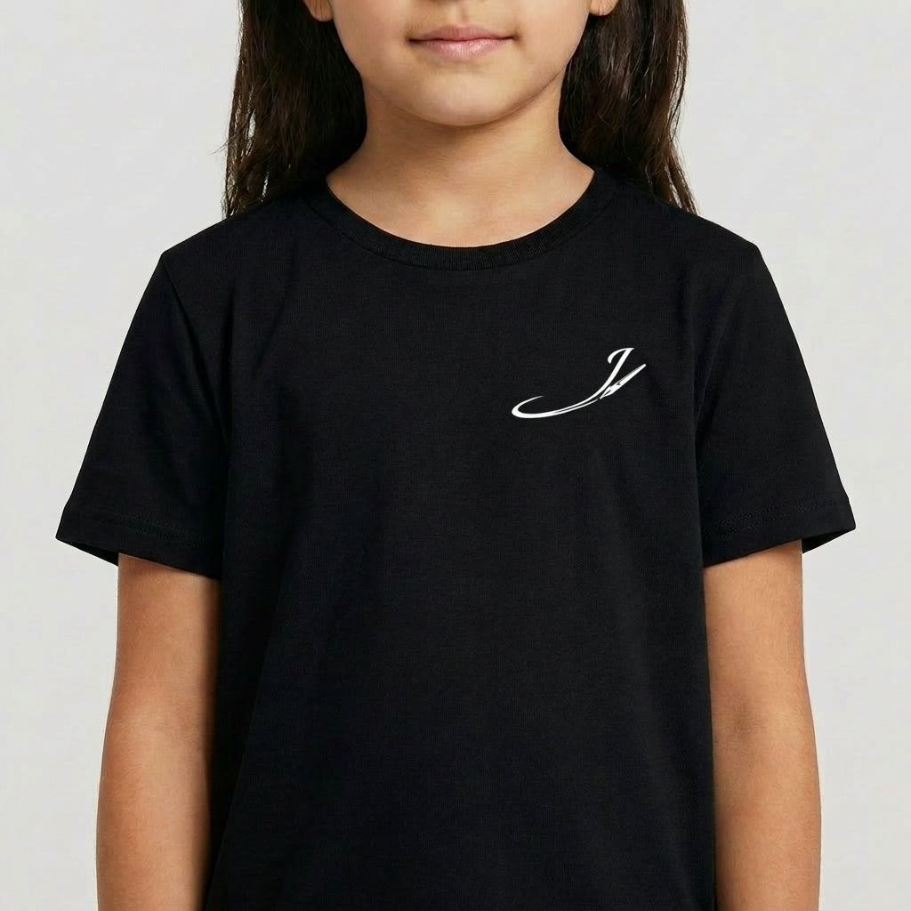 Camiseta com estampa frontal de assinatura estilizada em caligrafia cursiva e estampa traseira de diversos personagens em estilo cartunesco rodeados por elementos coloridos.