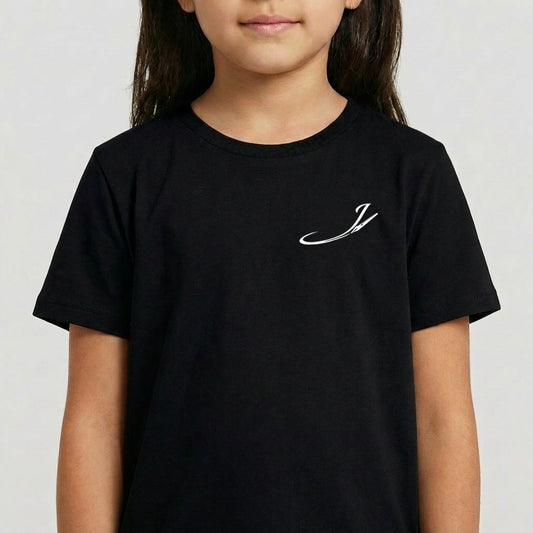 Camiseta com estampa frontal de assinatura estilizada em caligrafia cursiva e estampa traseira de diversos personagens em estilo cartunesco rodeados por elementos coloridos.