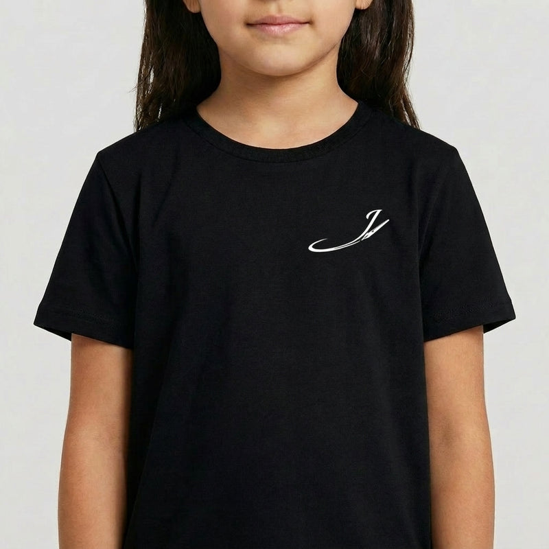 Camiseta com estampa frontal de assinatura estilizada em caligrafia cursiva e estampa traseira de diversos personagens em estilo cartunesco rodeados por elementos coloridos.